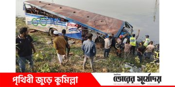কুমিল্লায় ওভারটেক করতে গিয়ে যাত্রীবাহী বাস খাদে, নিহত ২।