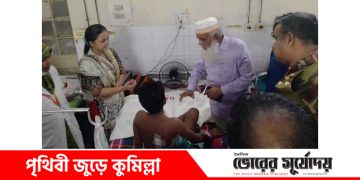 আহত স্কুল ছাত্র ইথানকে দেখতে ঢাকা মেডিকেলে যান এমপি মনিরুল হক চৌধুরী।